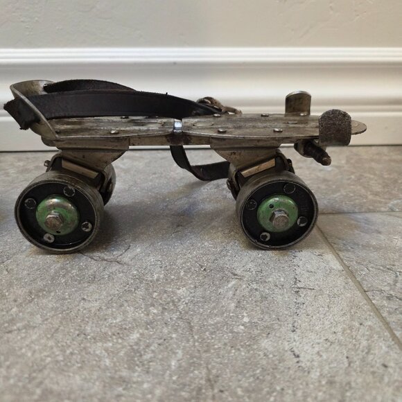 Vintage 1950's Chicago Metal Adjustable Roller Skates with key - Picture 10 of 12